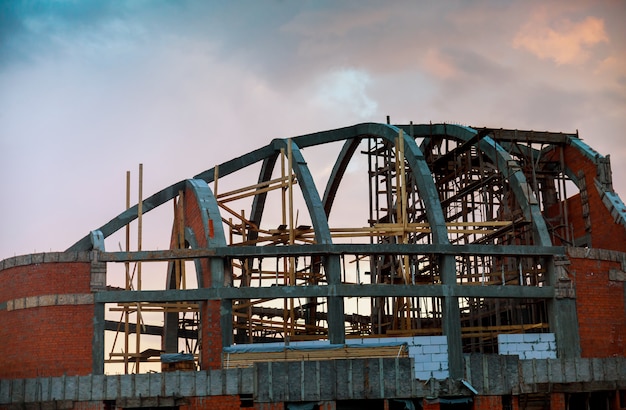 Construção da nova casa de tijolos brancos.