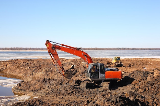 Construção de amarrações para o estacionamento de barcos trabalho de escavadeira e bulldozer em terra