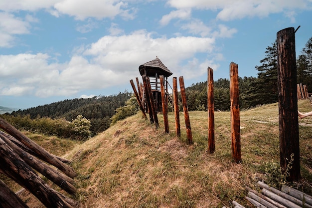 Construção de assentamento celta na localidade arqueológica Havranok Antiga fortaleza celta perto de Liptovska Mara Liptov região Eslováquia paisagem