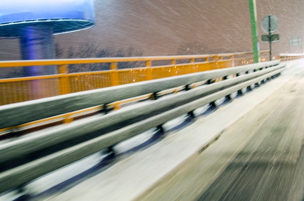 Foto construção de barreira de viagens de segurança turva no viaduto coberto de neve