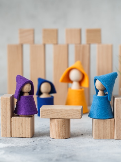 Construção de Brinquedo de Madeira com blocos de madeira ecologicamente fabricados a partir de madeiras sustentáveis. Elementos de madeira para o desenvolvimento mental e educacional de crianças. Brinquedos montessorianos