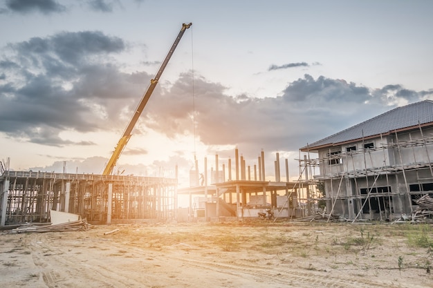 Foto construção de casa no canteiro de obras com caminhão guindaste