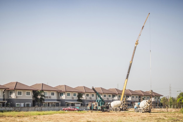 Construção de casa no canteiro de obras com caminhão guindaste