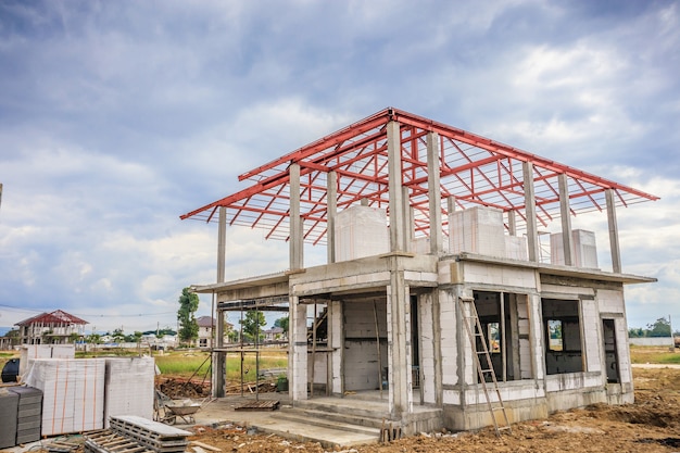 Construção de casa nova residencial em andamento no canteiro de obras