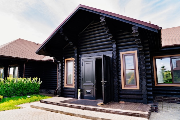 Construção de casas de madeira. tipo de construção feita de materiais de madeira. Produtos e designs feitos de madeira são confiáveis, duráveis e acessíveis para manusear e ecologicamente corretos.