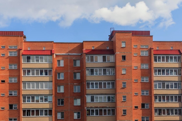 Foto construção de casas de tijolos vermelhos de vários andares em close-up construção de casas de conceito de gestão de casas