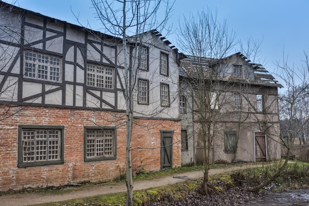 Construção de casas europeias medievais de madeira de uma cidade europeia antiga casa de madeira de estilo europeu