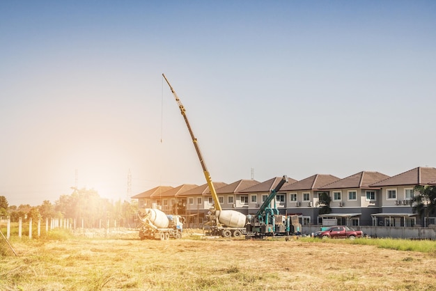 Construção de casas no canteiro de obras com caminhão guindaste