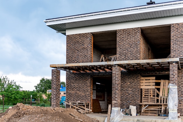 Construção de coberturas e construção de nova casa de tijolos com chaminé modular