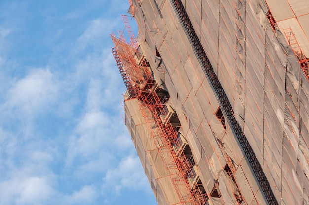 Construção de condomínio com céu azul