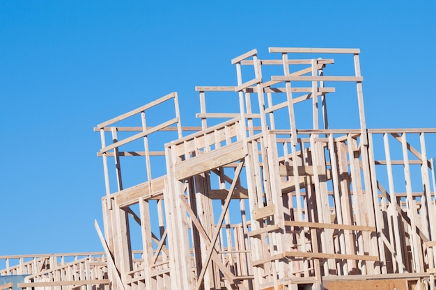 Construção de condomínio com moldura de madeira.