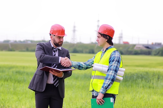 Construção de dois homens no campo