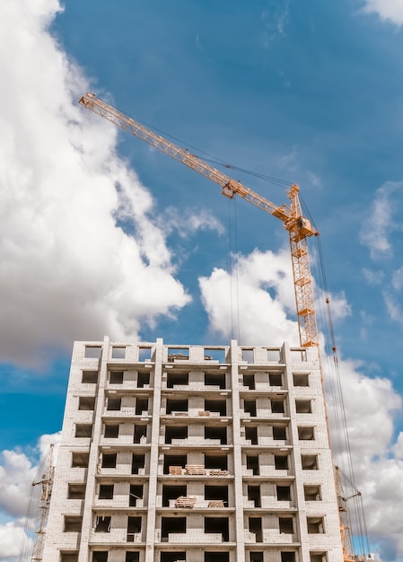 Construção de edifício de vários andares e guindastes de torre de içamento