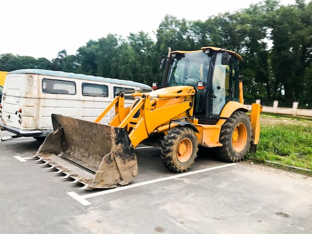 Construção de escavadeira grande e poderosa de ferro laranja com um balde de metal Transporte de máquinas de construção