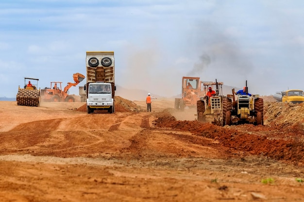 Construção de estradas com escavadoras, caminhões de trabalho, tratores, caminhões d'água, construção de estradas no Brasil