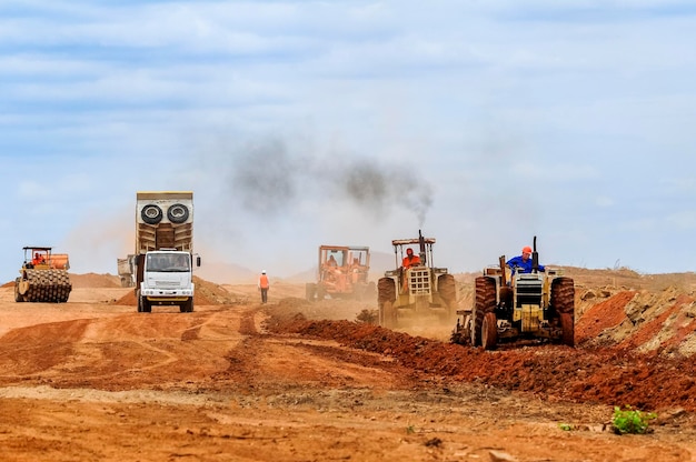 Foto construção de estradas com escavadoras, caminhões de trabalho, tratores, caminhões d'água, construção de estradas no brasil