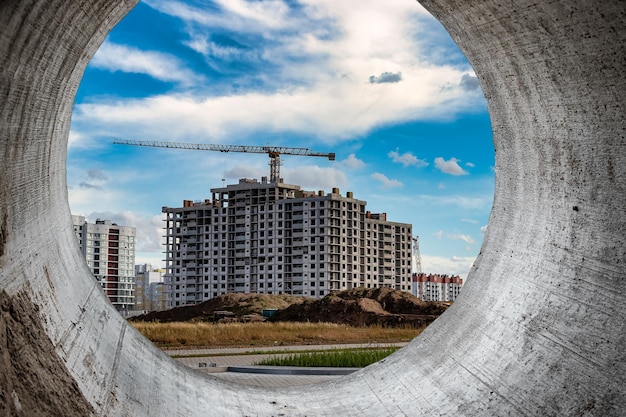 Construção de estrutura monolítica do edifício Paredes sólidas de concreto A estrutura para as paredes Cofragem para paredes de concreto Close-up do canteiro de obras