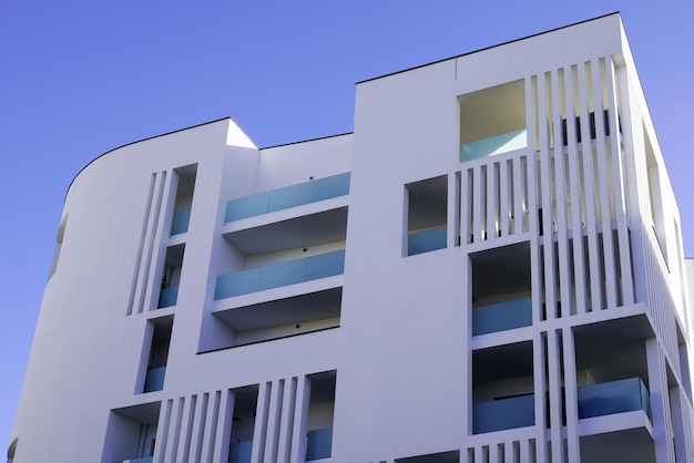 Construção de fachada moderna residencial no fundo do céu azul