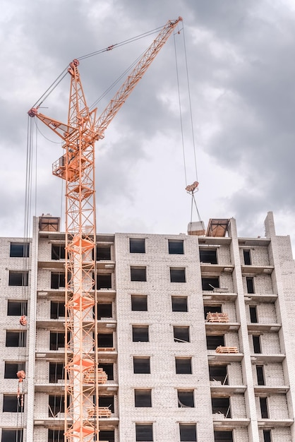 Foto construção de guindastes industriais e arranha-céusconstrução de casas de vários andares e guindastes altos