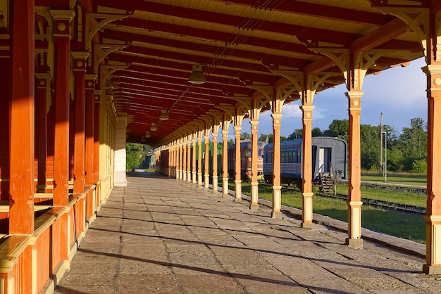 Construção de madeira velha renovada da estação de trem em 1904 y. Haapsalu, Estônia.