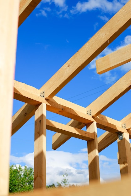 Construção de moldura de madeira de uma casa de madeira