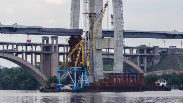 Construção de novas pontes sobre o rio dnieper em zaporozhye. ucrânia. paisagem da cidade.