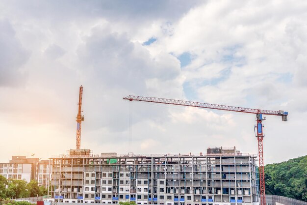 Construção de novo condomínio em andamento no canteiro de obras