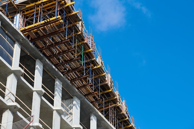 Construção de novo edifício com pisos de concreto armado espaço de cópia de céu azul