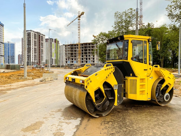 Foto construção de novos edifícios e estruturas de casas altas para a vida das pessoas estrada de asfalto