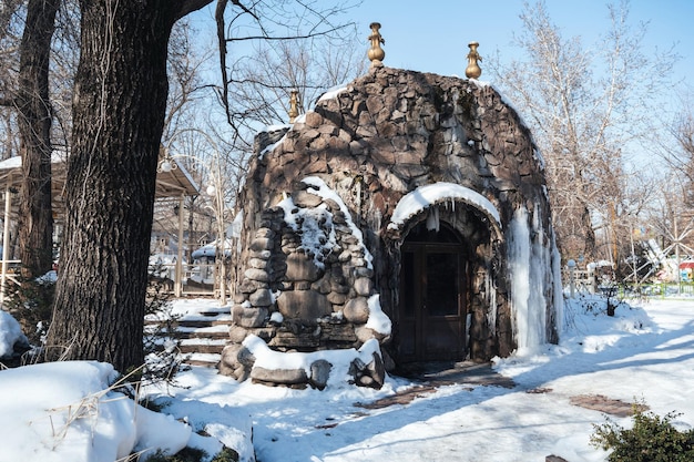 Construção de paralelepípedos de pedras no inverno na neve