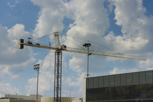 Construção de prédio alto com guindaste de torre