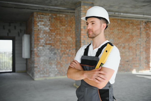 Construção de profissão e construção de trabalhador masculino ou construtor em capacete