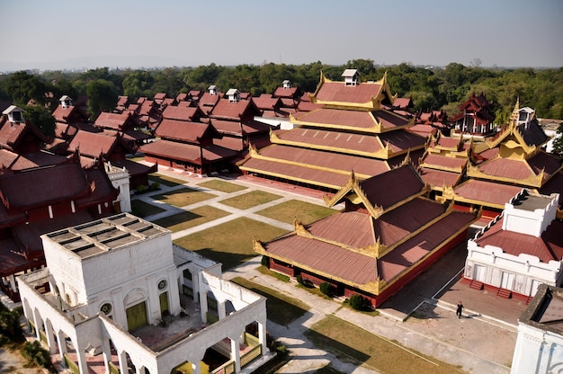 Construção de ruínas antigas do Palácio de Mandalay, a última residência real da monarquia birmanesa para Majestade na colina de mandalay para pessoas da Birmânia e visita de viagens de viajantes estrangeiros na região de Mandalay, Mianmar ou Birmânia