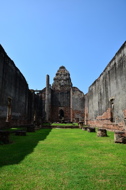 Construção de ruínas antigas e arquitetura antiga do templo Wat Phra Sri Rattana Mahathat para o povo tailandês e viajantes estrangeiros viagem visita respeito rezando na cidade de Lopburi em Lop Buri Tailândia