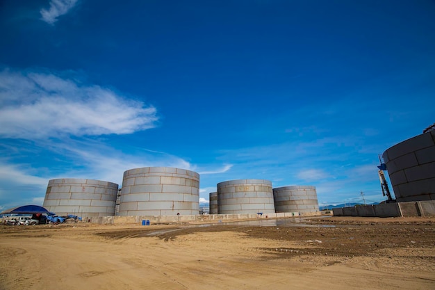 Construção de tanques de óleo grandes de um guindaste de torre de petróleo