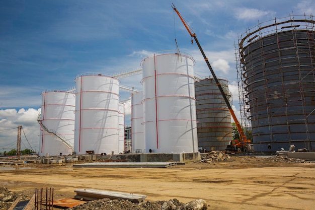 Construção de tanques de óleo grandes de um guindaste de torre de petróleo