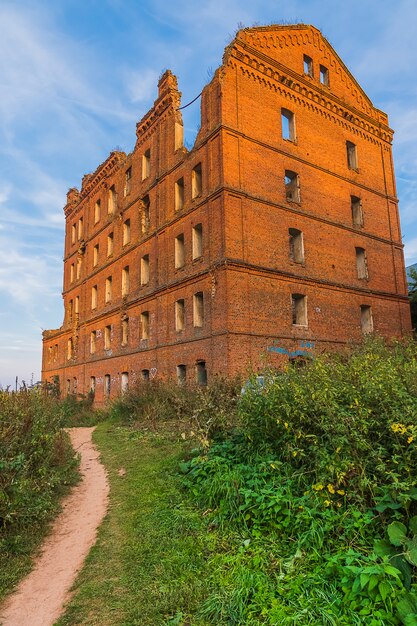 Construção de tijolo arruinada abandonada do moinho velho em Yuryatino, Rússia.