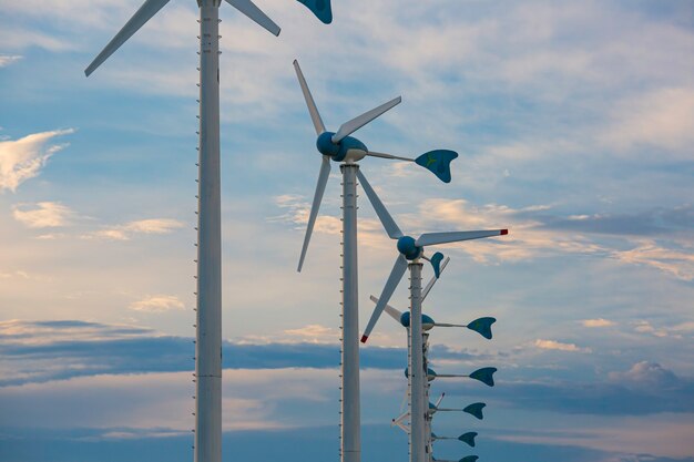 Construção de turbinas eólicas em um grande campo verde, céu azul para gerar energia limpa e renovável