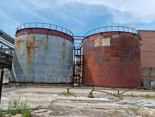 Foto construção de um novo tanque de 5.000 m3 para abastecimento de gasolina e derivados de petróleo em uma fazenda de tanques em um