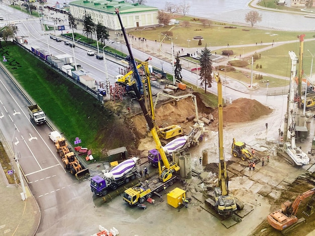 Construção de um viaduto no centro da cidade durante a chuva construção de uma nova ponte