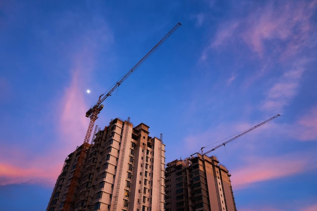 Construção de uma área residencial de edifícios elevados inacabados