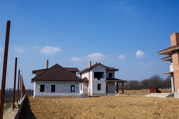 Construção de uma casa de campo de dois andares a partir de um bloco de gás