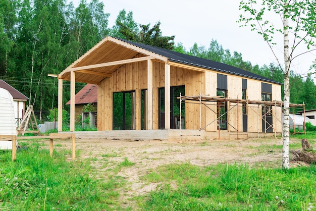 Construção de uma casa de estrutura de madeira