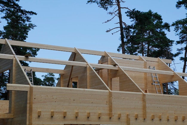 Construção de uma casa de madeira