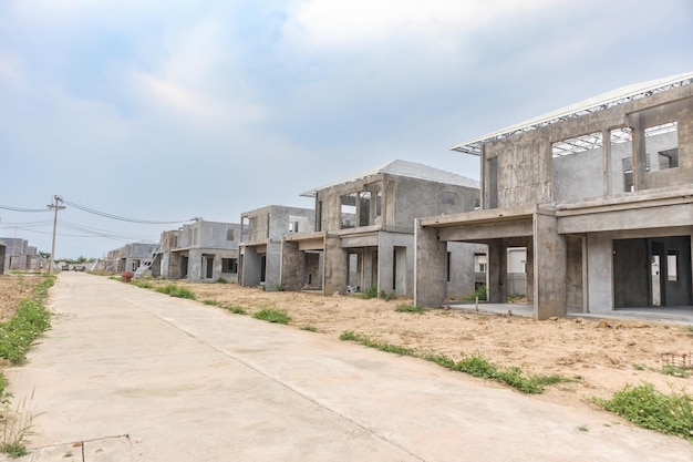 Construção de uma nova casa residencial com sistema de pré-fabricação em curso no local de construção