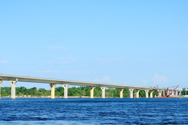 Construção de uma nova ponte sobre o rio Volga, Rússia