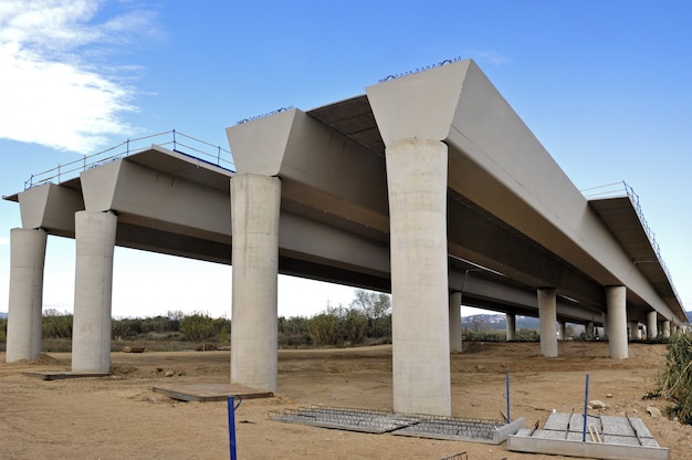 Construção de uma ponte na estrada