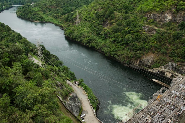 Foto construção de usina de eletricidade na barragem de bhumibol e vertedouros anteriormente conhecidos como barragem de yanhee em tak tailândia