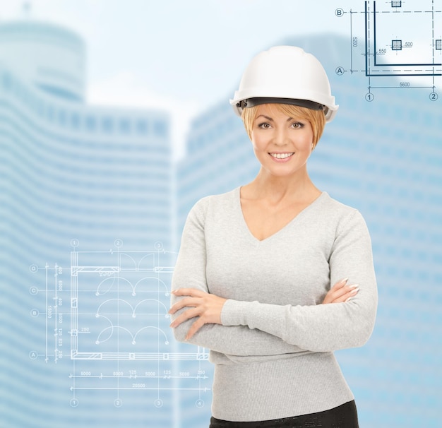 construção, desenvolvimento, construção, conceito de arquitetura - empreiteiro feminino no capacete branco