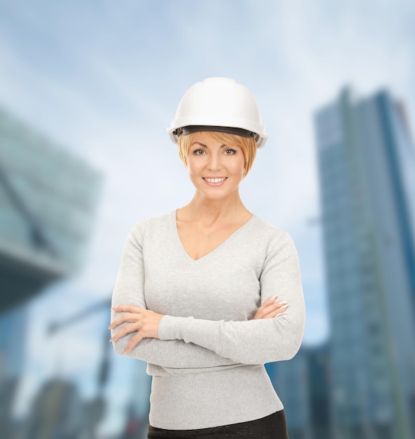 construção, desenvolvimento, construção, conceito de arquitetura - empreiteiro feminino no capacete branco